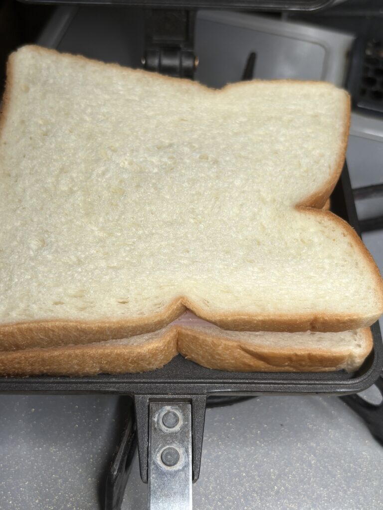 バウルーのプレートに食パンを乗せたところ