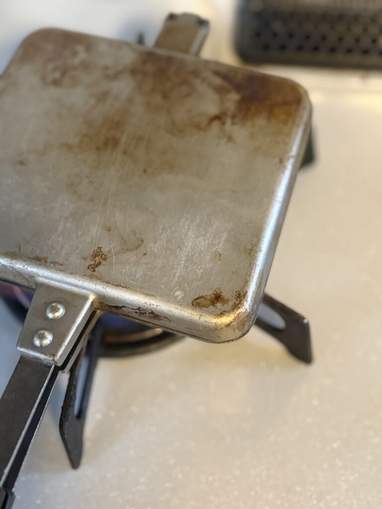 バウルーをガスコンロの中火にかけているところ
