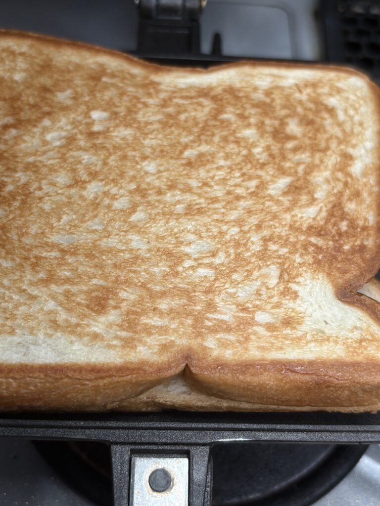 バウルーで均一なきつね色に焼きあがったホットサンド