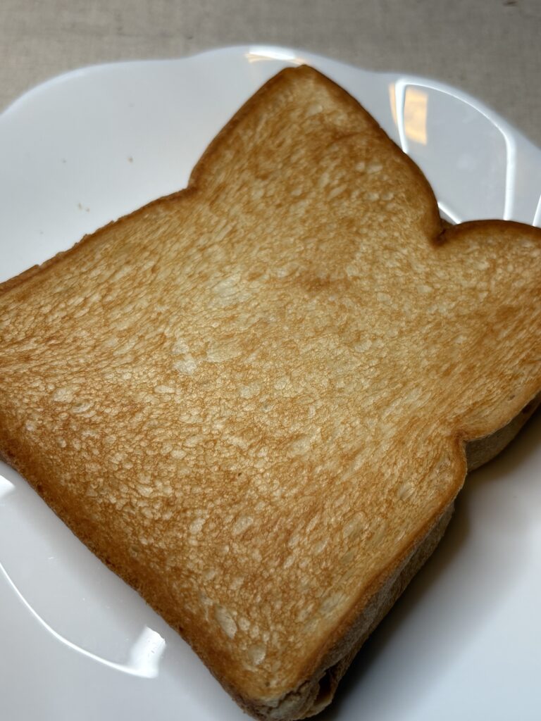 焼きあがったホットサンドをお皿に盛り付けたところ