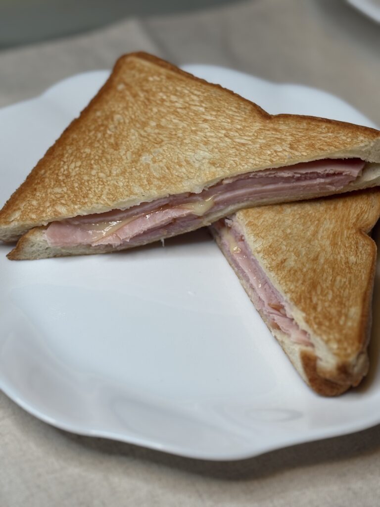 ハムチーズホットサンドの断面