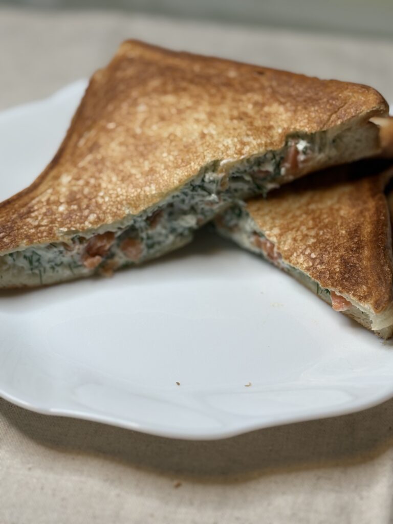 スモークサーモンとディル入りクリームチーズのホットサンドの断面