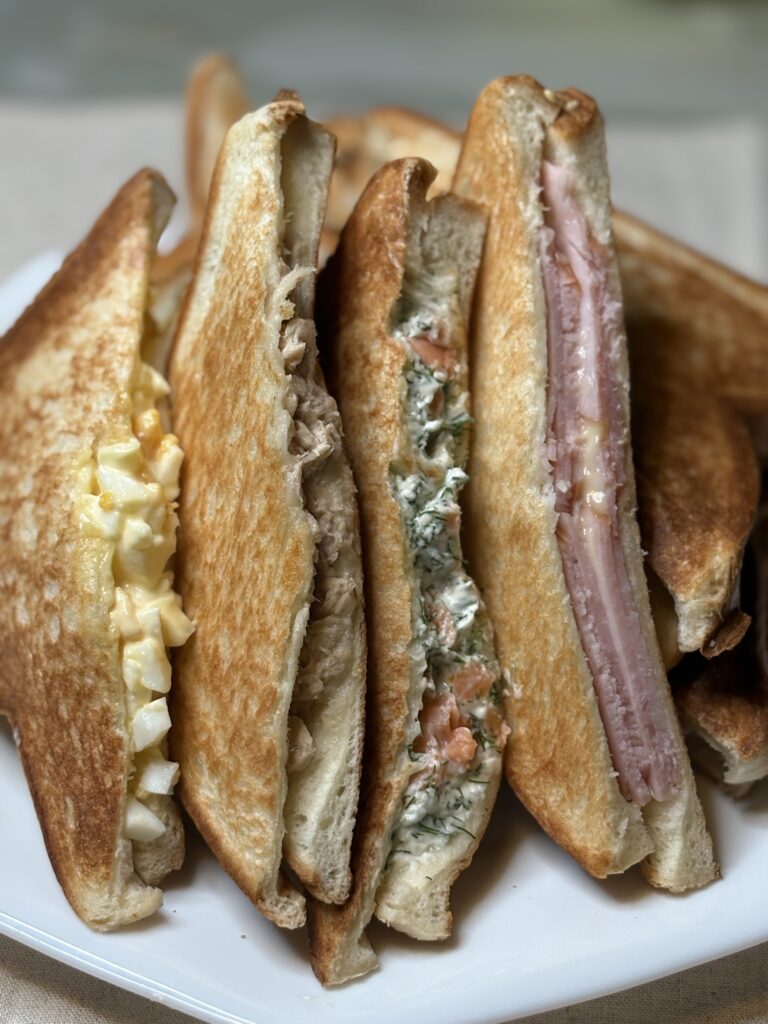 バウルーで焼いた4種のホットサンドの断面（卵マヨ・ツナマヨ・スモークサーモン・ハムチーズ）
