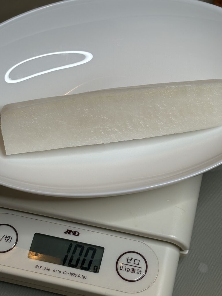 大根100gをキッチンスケールで計量する