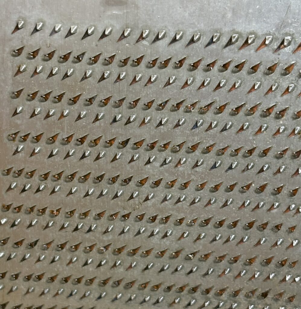 銅のおろし金の刃のアップ
