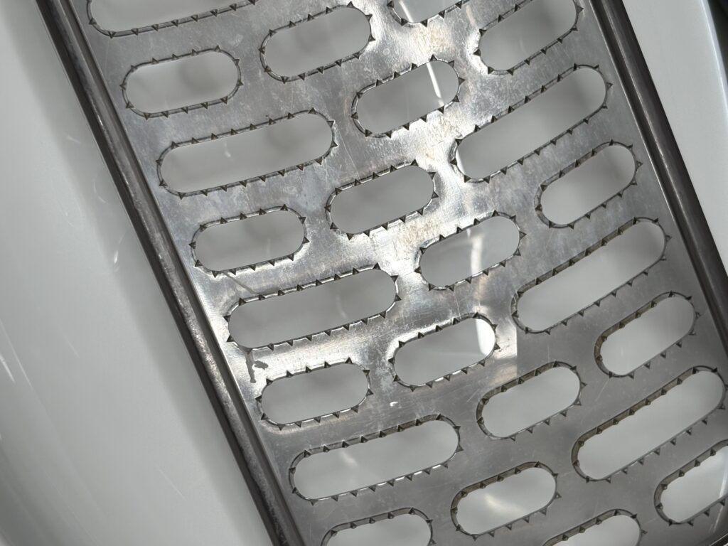 プラスチックのおろし金の刃のアップ