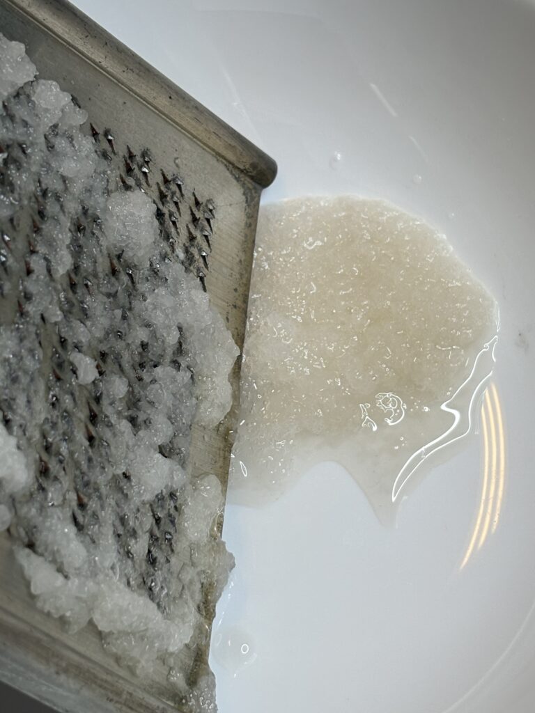 銅のおろし金で大根をおろす