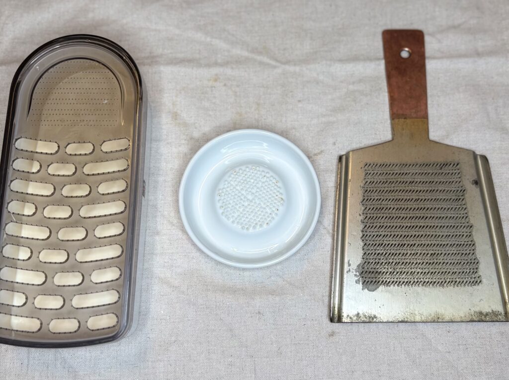 銅とセラミックとプラスチックのおろし金3種類
