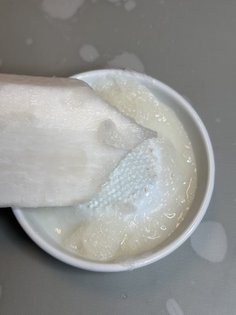 セラミックのおろし金で大根をおろす