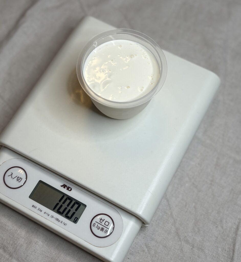 生クリーム100gをキッチンスケールで計量する