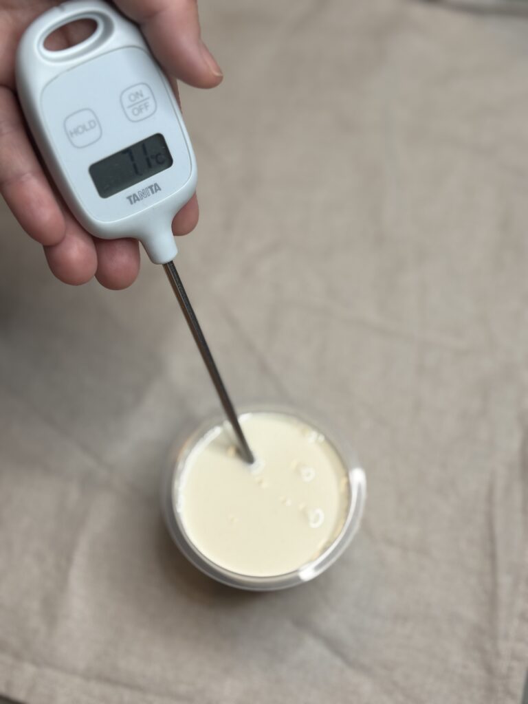 生クリームの温度を温度計で測る