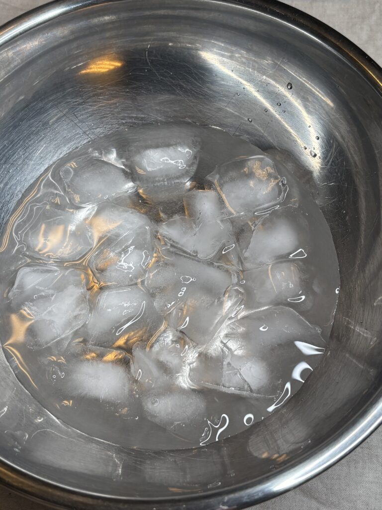 生クリームを泡立てるための氷水