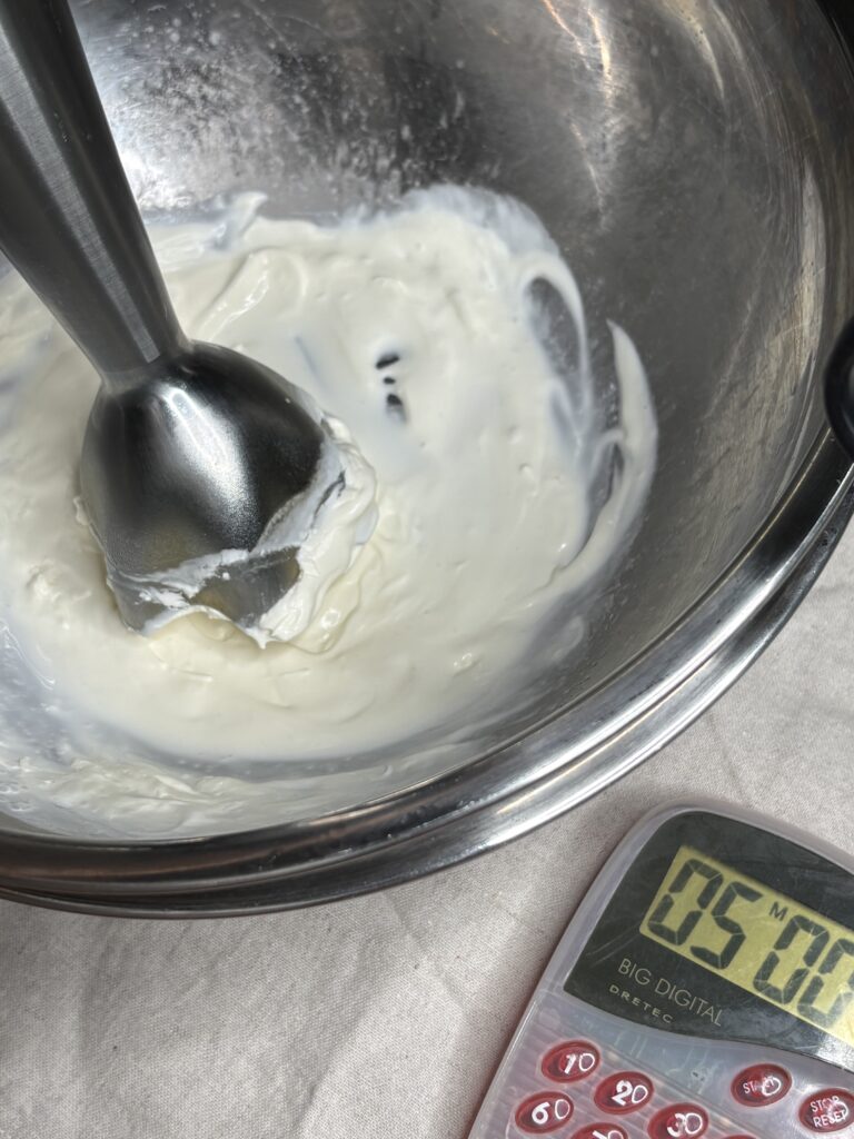 ハンドブレンダーで5分攪拌した生クリーム