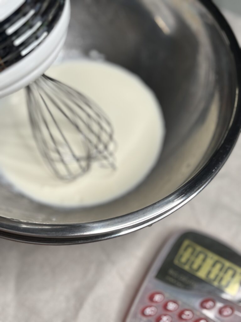 ハンドミキサーで生クリームを泡立て始める