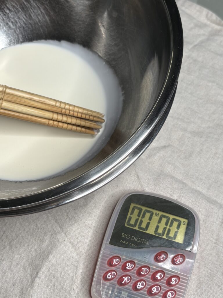 輪ゴムで束ねた箸10本で生クリームを泡立てる