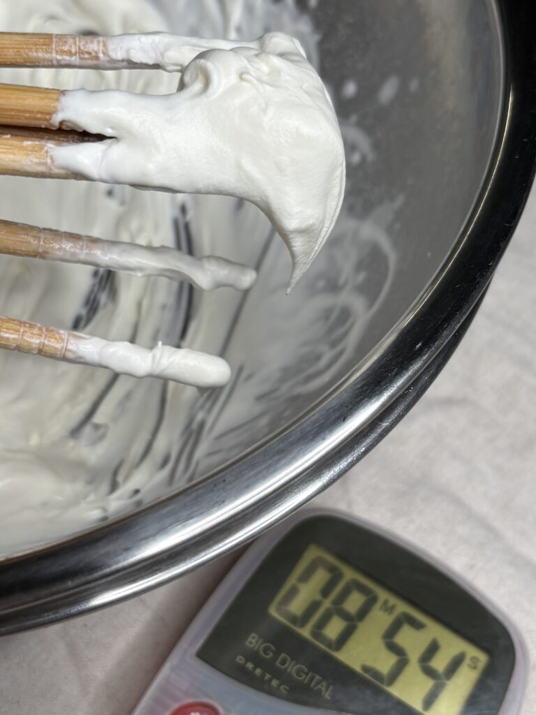 束ねた輪ゴムを外した箸で泡立てた生クリーム