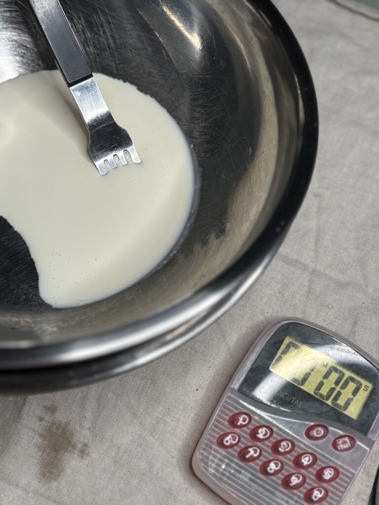 フォークで生クリームを泡立て始める