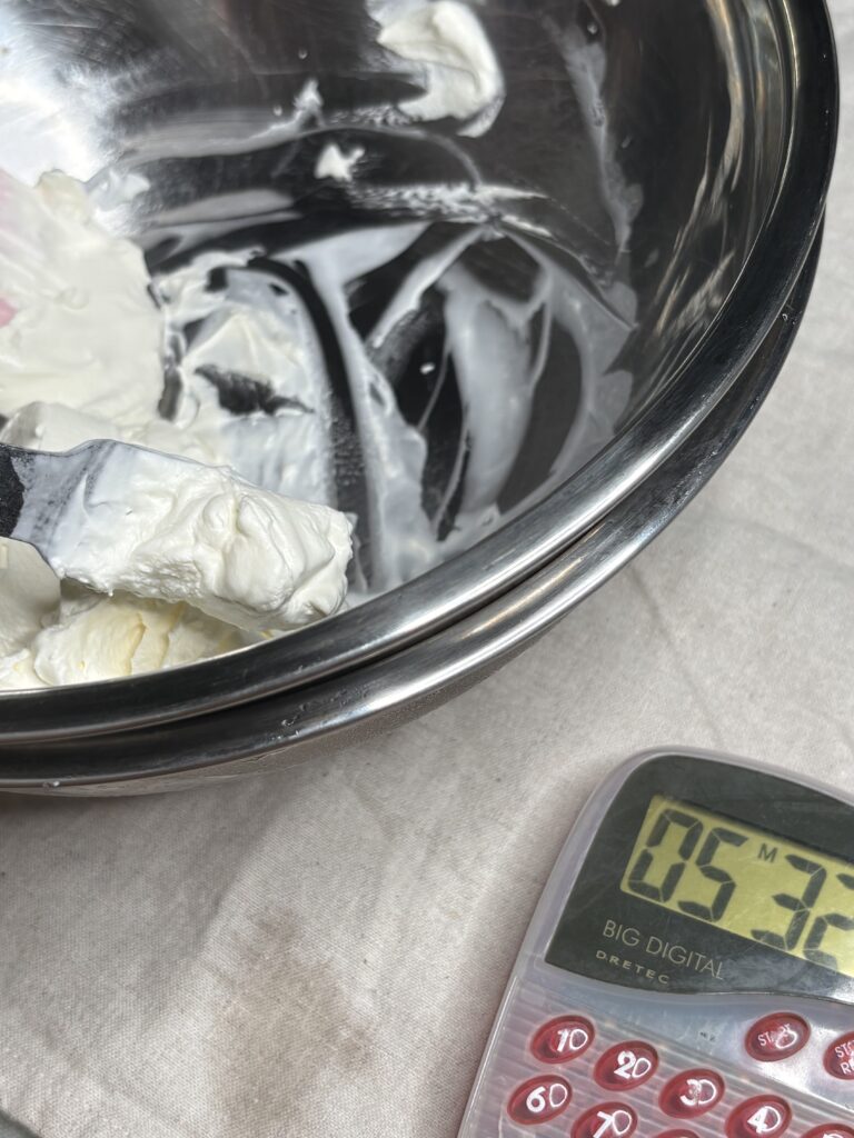 フォークで八分立てにした生クリーム