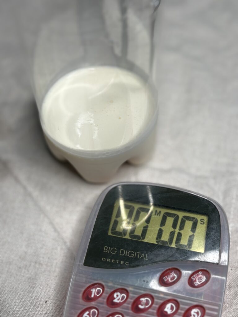 ペットボトルに生クリームを入れて振る