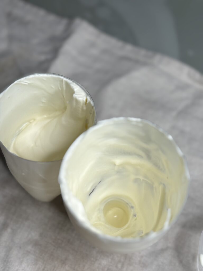 ペットボトルを切って取り出したホイップクリーム