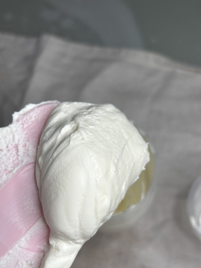 ペットボトルで泡立てたクリームの質感