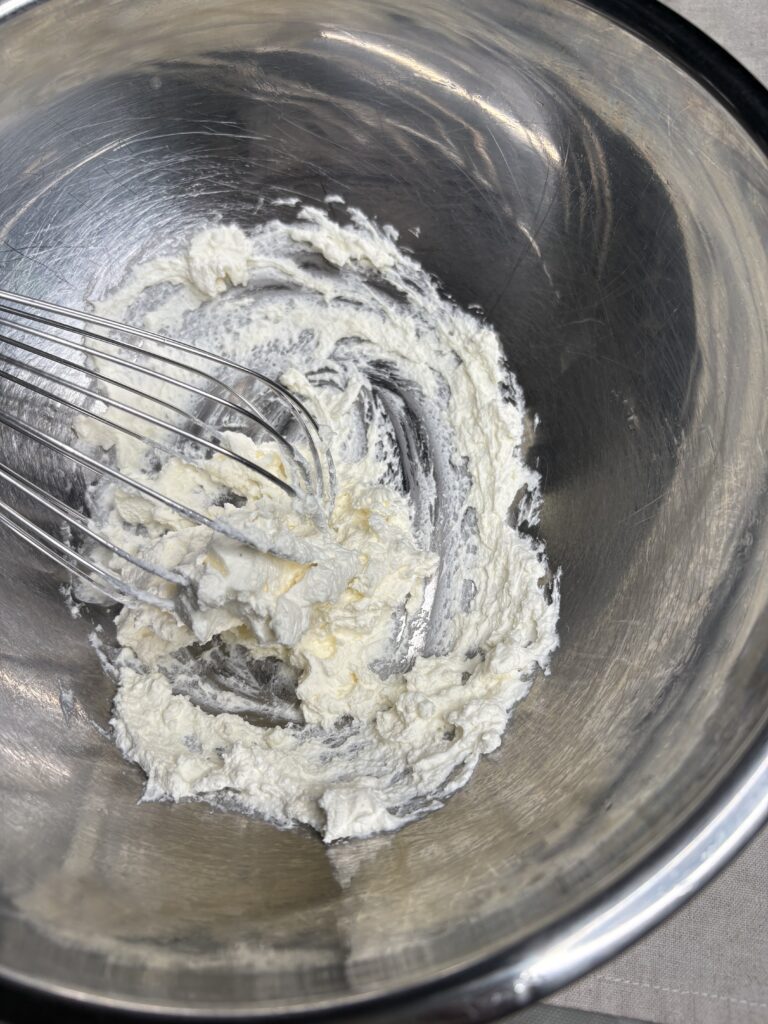 泡立てすぎてぼそぼそになった生クリーム
