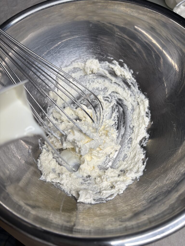 泡立てすぎた生クリームに牛乳を加えて戻す