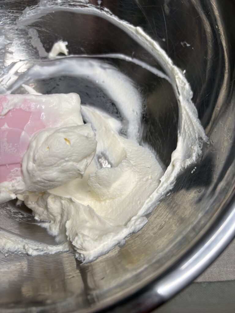 牛乳を加えて元に戻した生クリーム