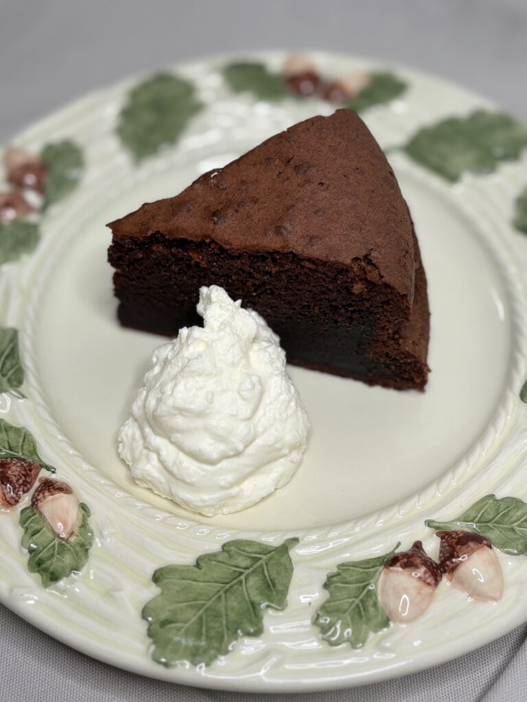 ガトーショコラに添えたホイップクリーム