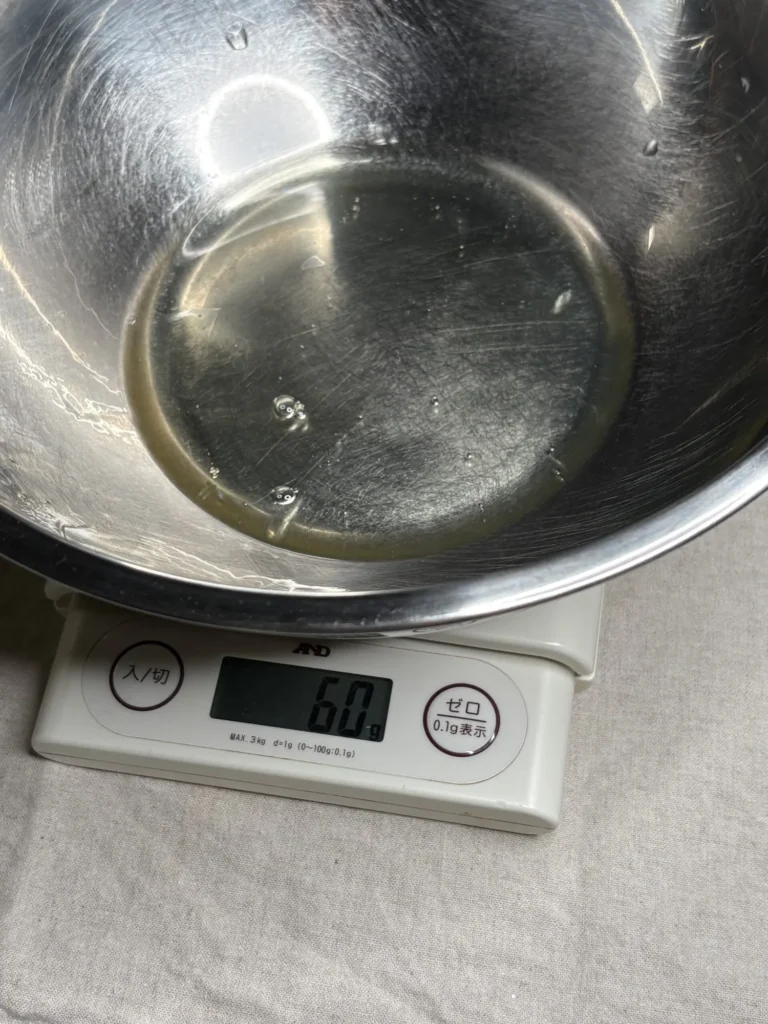 卵白60gをキッチンスケールで計量する