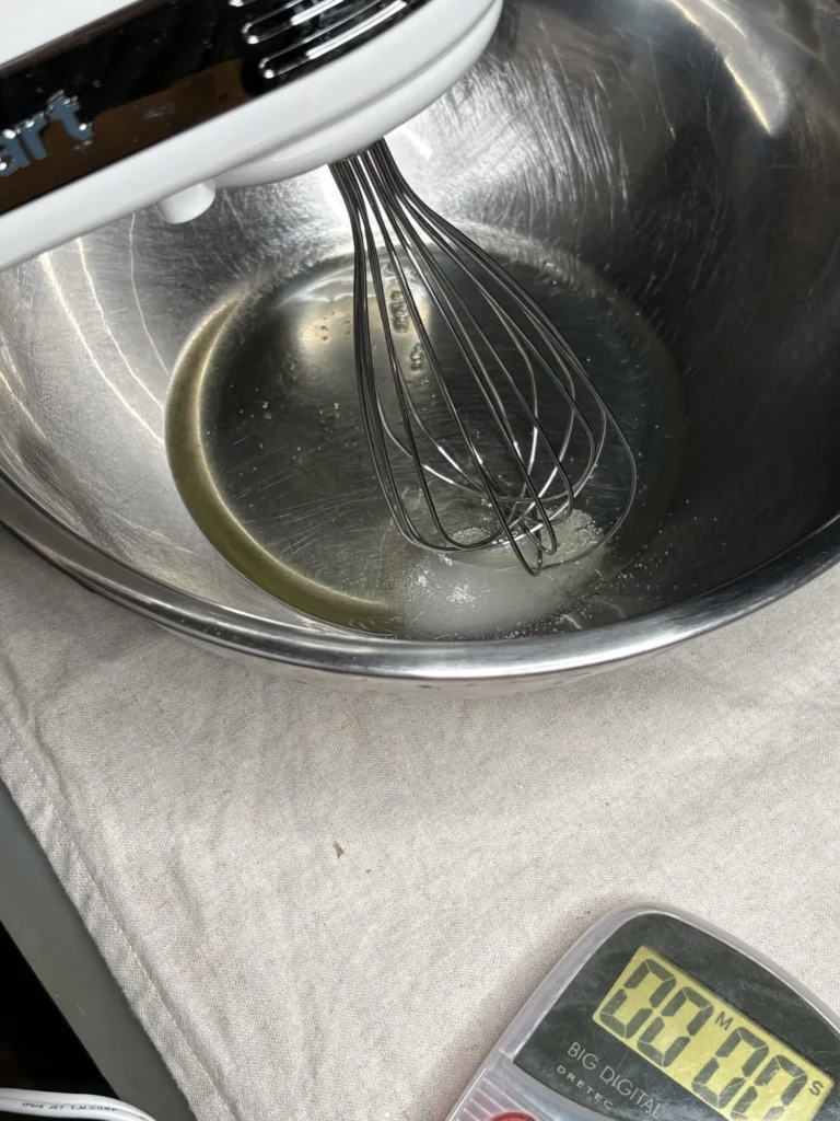 ハンドミキサーで卵白を泡立て始める