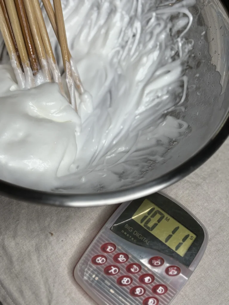 箸10本で10分11秒かけて泡立てたメレンゲ