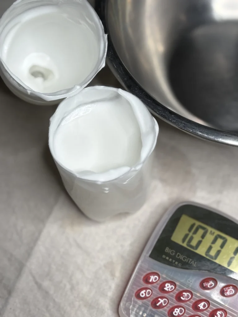 ペットボトルを切り開いて取り出したメレンゲ