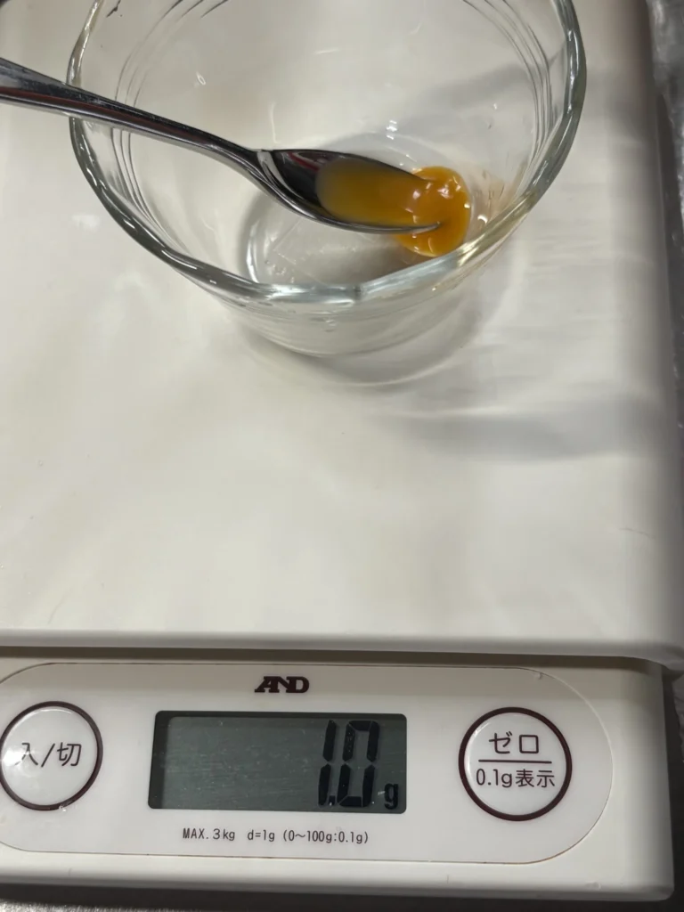 卵黄1.0gをキッチンスケールで計量する
