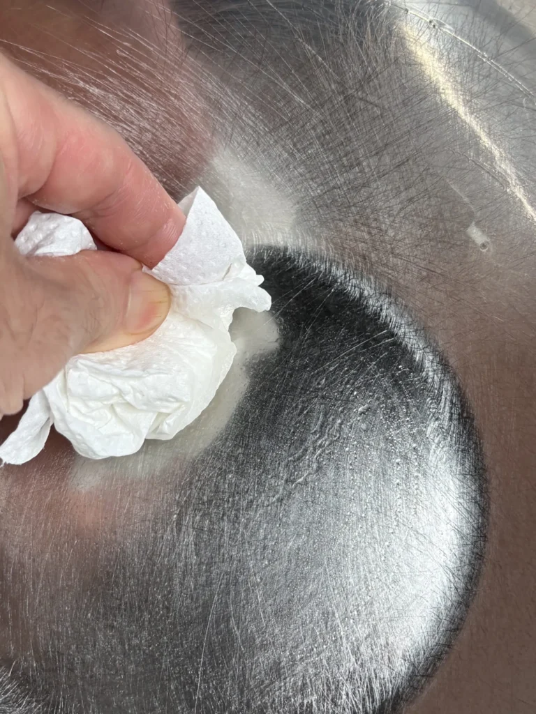 ボウルの底にサラダ油を薄く塗る