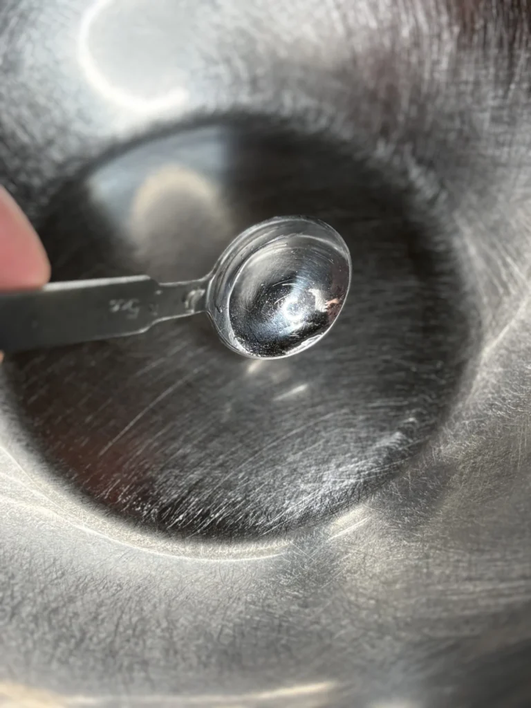 卵白に水を小さじ1加える