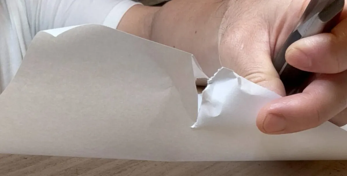 研ぐ前の包丁では紙が引っかかって破れる
