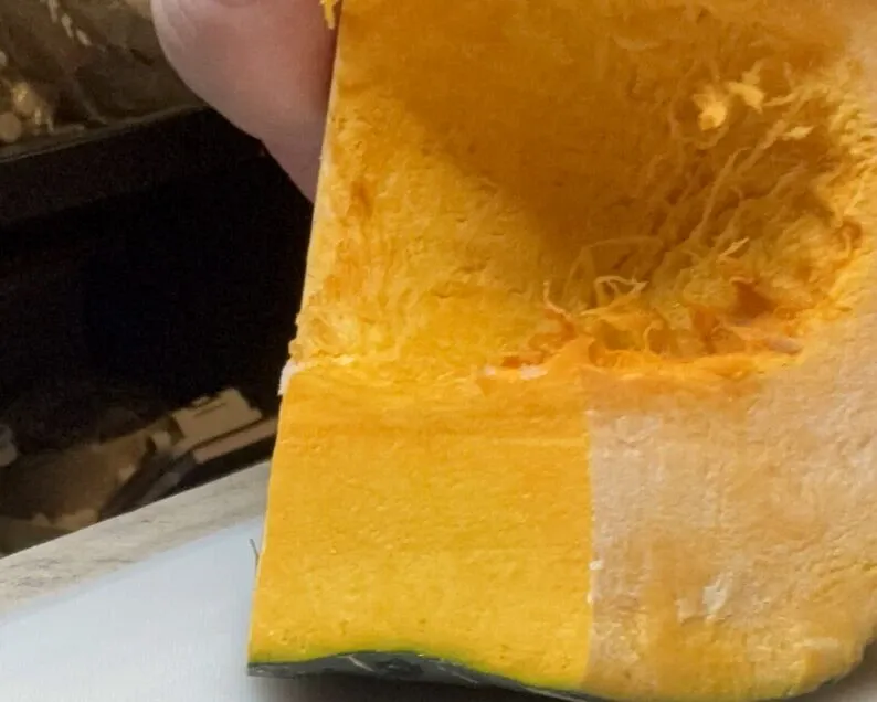 研ぐ前の包丁で切ったかぼちゃ。途中から割れて断面が荒れている