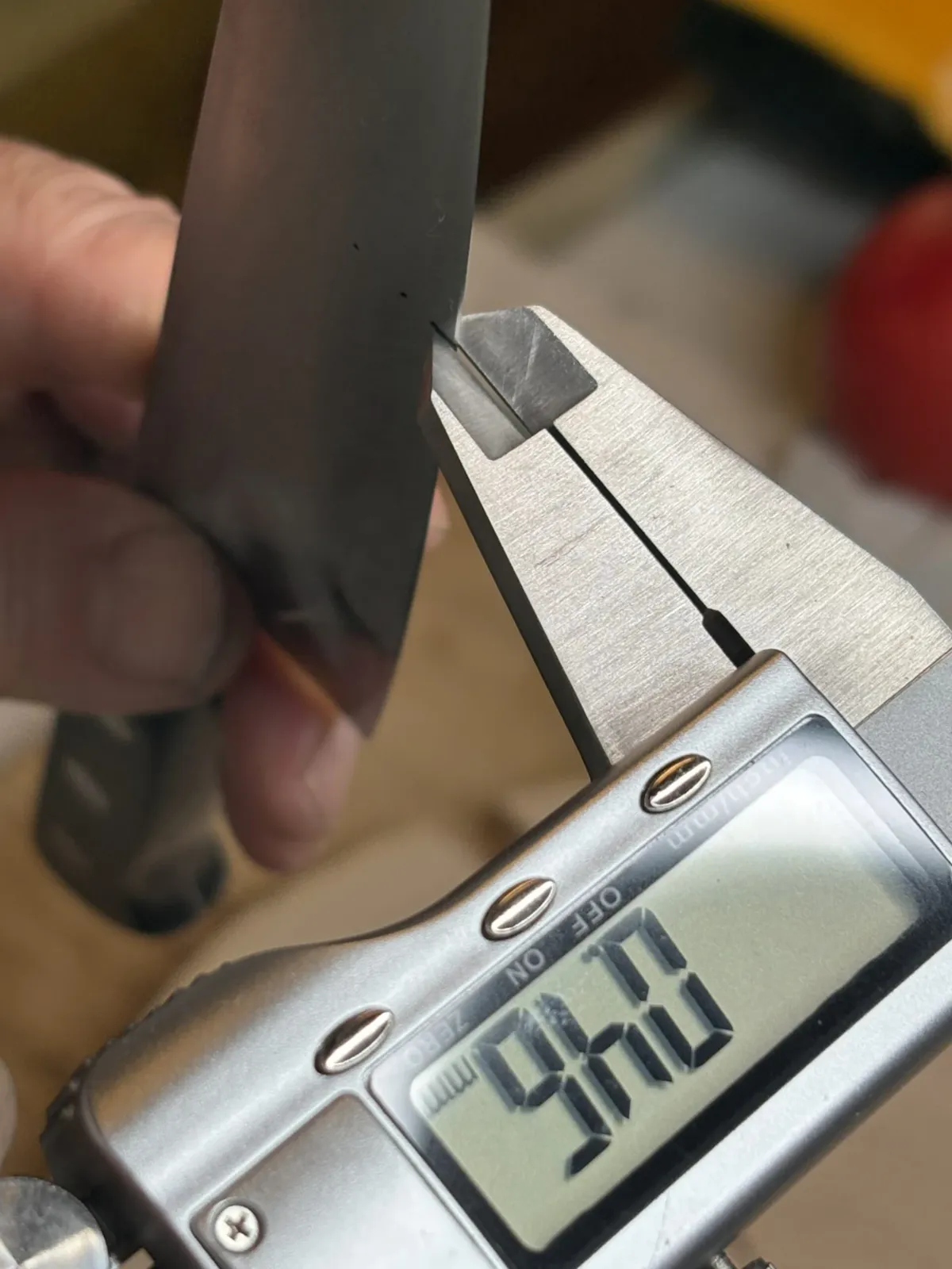 平を研いだ後の刃先から2mmの厚みをノギスで測る