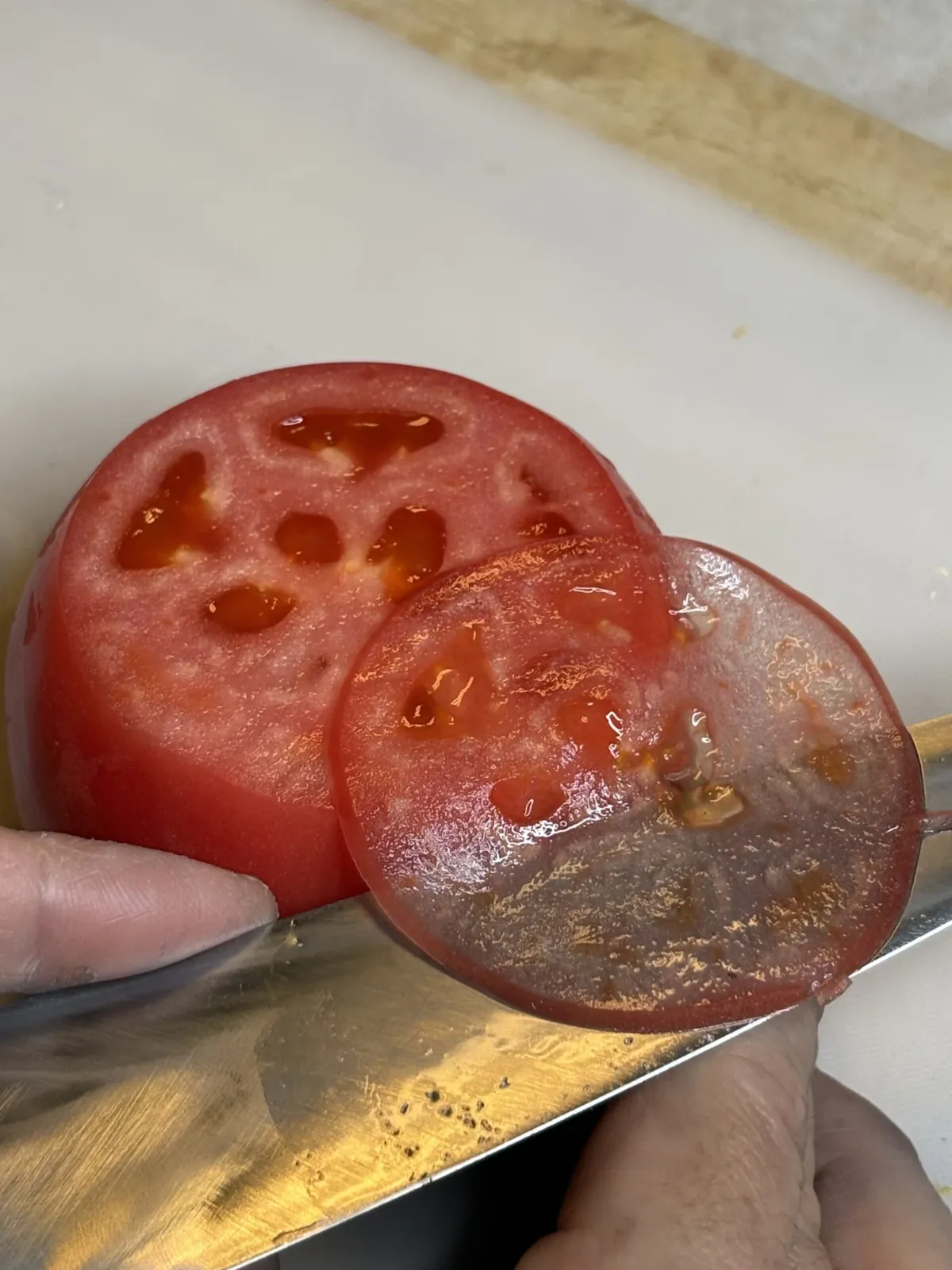 平を研いだ包丁で向こうが透けるほど薄く切ったトマト